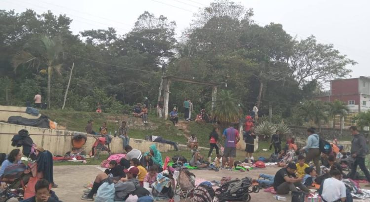 En autobuses, regresan a migrantes de la caravana a Oaxaca y los abandonan en Matías Romero