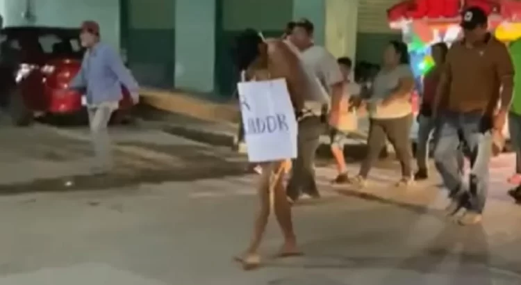Obligan a hombre a caminar desnudo en calles de Valle Nacional, Oaxaca por violador”