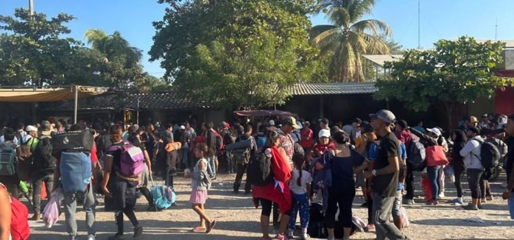 Impiden acceso de caravana migrante a Zanatepec, Oaxaca
