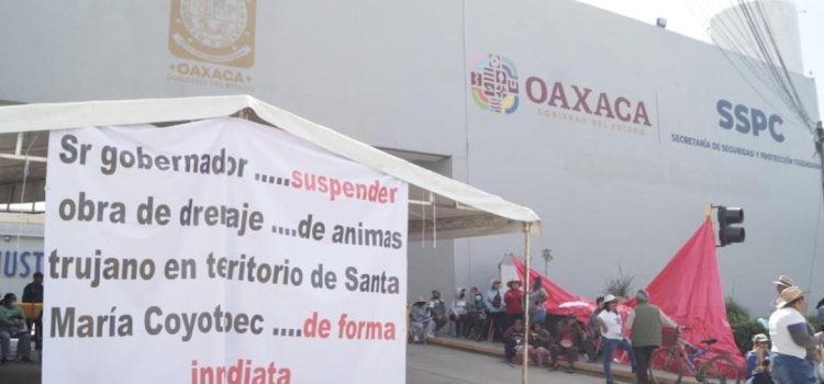 Retienen por más de 30 horas a empleados del gobierno de Oaxaca