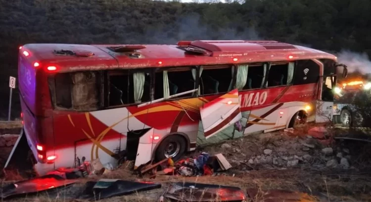 Accidente de autobús turístico en Oaxaca deja un saldo de 16 personas heridas