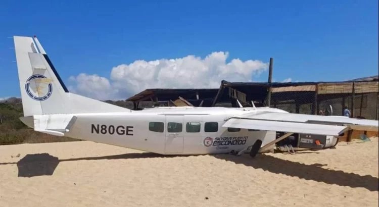 Se desploma avioneta en playa de Puerto Escondido; hay un muerto y 5 heridos