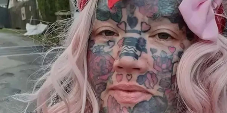 No puede parar de hacerse tatuajes: ya tiene 800