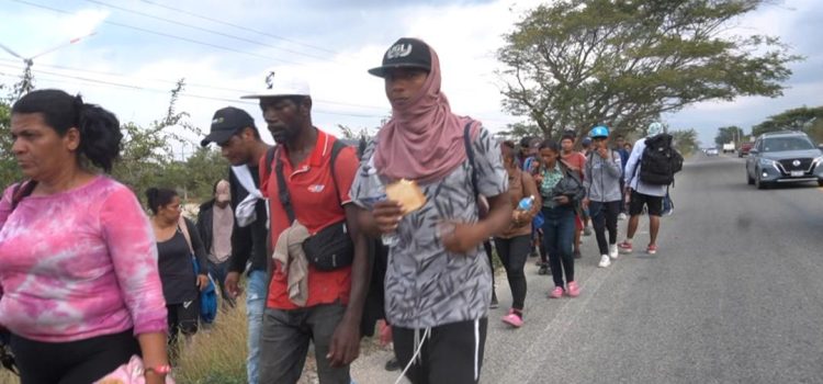 Se dispersa grupo de 700 migrantes que cruzaba Oaxaca