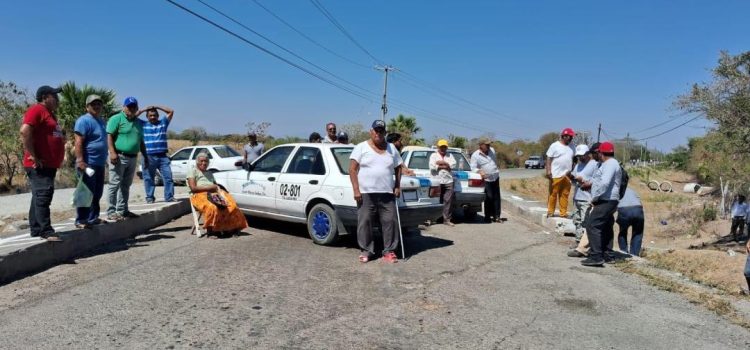 Transportistas exigen al gobierno de Oaxaca reparar carretera Xadani-Juchitán