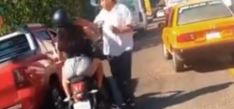 Captan en video a taxista de Oaxaca abofeteando a motociclista en la colonia Reforma