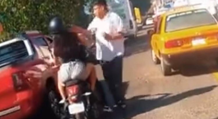 Captan en video a taxista de Oaxaca abofeteando a motociclista en la colonia Reforma