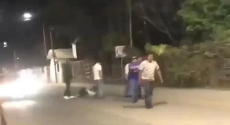 Transportistas golpean en grupo a un sólo hombre; hay 4 taxistas identificados: Semovi Oaxaca
