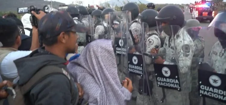 Entre empujones llegan 3 mil de Viacrucis del Migrante; GN buscó impedir que sigan por Oaxaca