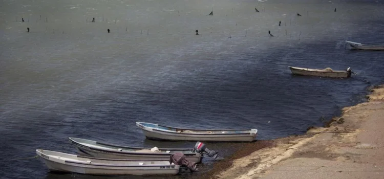 Naufragan tres pescadores de Oaxaca en el Golfo de Tehuantepec; recuperan 2 cuerpos