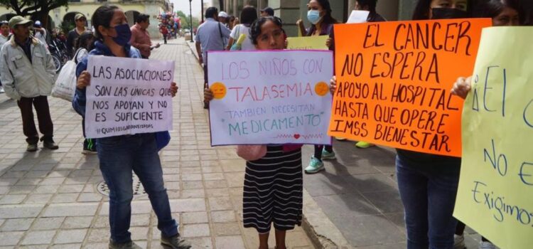 Protestan padres en Oaxaca por desabasto de medicamentos contra el cáncer en Hospital de la Niñez