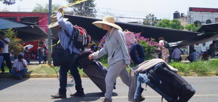 Maestros de la Sección 22 sitian la capital y bloquean accesos al Aeropuerto de Oaxaca