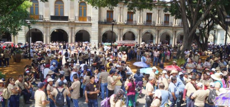 Jubilados de la Sección 22 advierten toma del Palacio de Gobierno de Oaxaca si no los recibe Jara