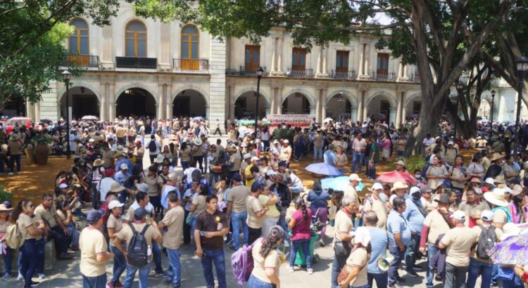 Jubilados de la Sección 22 advierten toma del Palacio de Gobierno de Oaxaca si no los recibe Jara