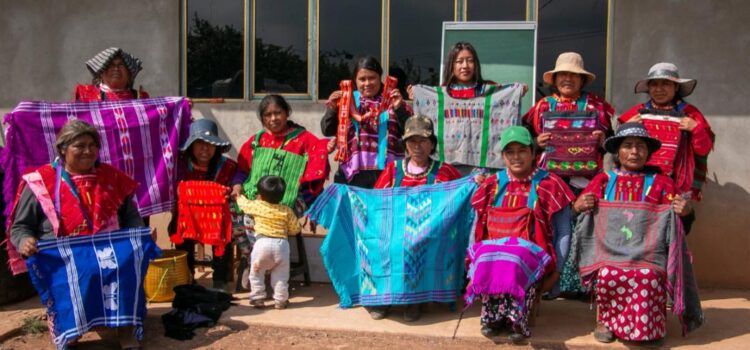 Colectiva de mujeres triquis de Itunyoso buscan precios justos para sus artesanías