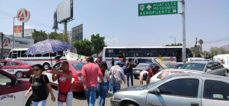 Por segundo día consecutivo Sección 22 del SNTE sitia la ciudad de Oaxaca; mantiene bloqueo a accesos al aeropuerto