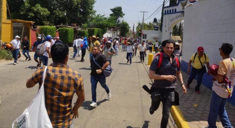 Gobierno de Oaxaca identifica a agresores de maestros en bloqueo del aeropuerto