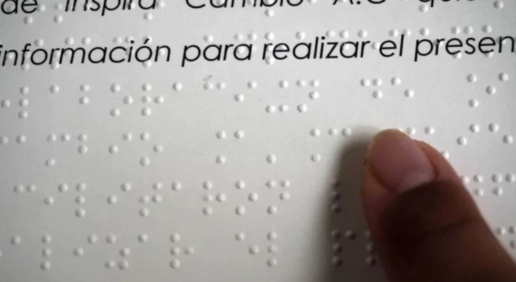 Presentan en Oaxaca la primera cartilla informativa sobre VIH elaborada en sistema braille
