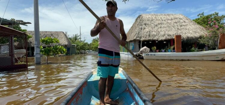 Ayuda a afectados de lluvias en Oaxaca llega a cuenta gotas