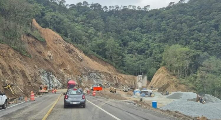 Lluvias dejan deslaves en 8 kilómetros de la autopista Oaxaca-Puerto Escondido