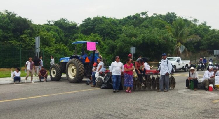 Suspenden vuelos en el aeropuerto de Huatulco, Oaxaca, por protestas de campesinos