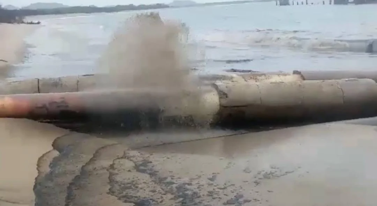 Incendio en refinería y derrames de combustible, por aguas residuales sin tratar, acusan pescadores de Oaxaca