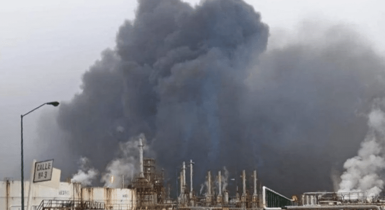 Incendio en refinería de Pemex cubre con enormes columnas de humo a Salina Cruz, Oaxaca