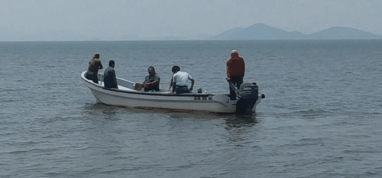 Rayo mata a pescador y deja a dos más heridos que viajaban en su lancha en laguna del Istmo de Oaxaca