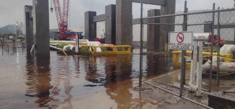 Fuertes lluvias en Oaxaca inundan refinería de Salina Cruz; casi 3 mil trabajadores suspenden labores