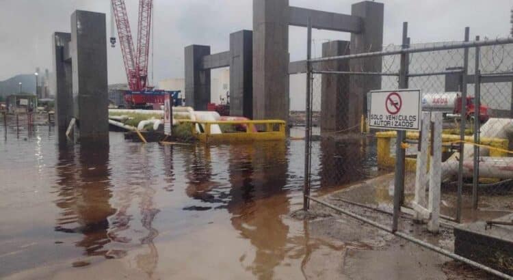 Fuertes lluvias en Oaxaca inundan refinería de Salina Cruz; casi 3 mil trabajadores suspenden labores