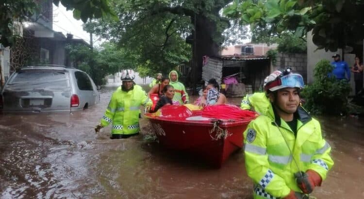 Evacuan a 2 mil personas de Juchitán tras desbordamiento del río Las Nutrias