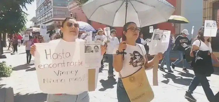 Marchan en Oaxaca para exigir la aparición con vida de la joven enfermera Judith Toledo