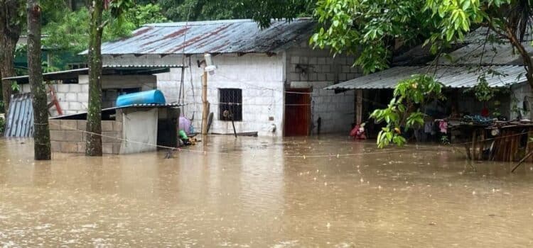 Lluvias desbordan ríos y dejan incomunicados a pueblos de Oaxaca; en alerta 130 municipios