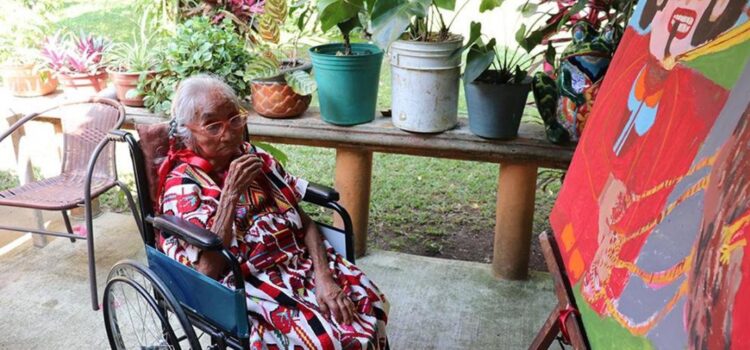 Reconocen a la pintora Carmen Javier, la más longeva del país, como Tesoro Humano Vivo de Oaxaca