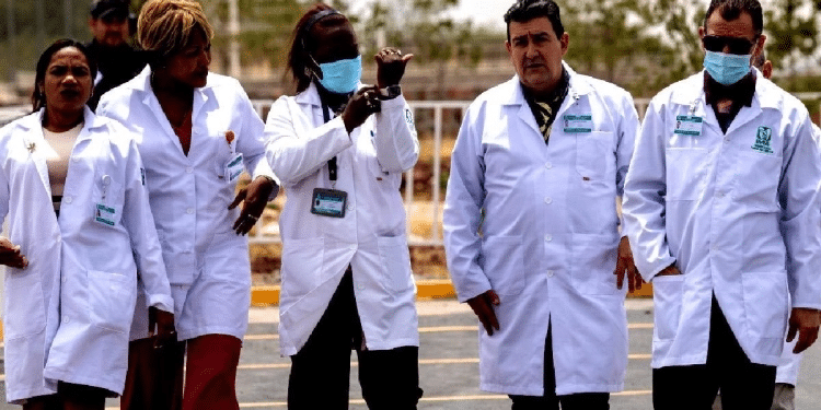 Médicos cubanos llegan a México para trabajar en hospitales del IMSS Bienestar Médicos cubanos llegan a México para trabajar en hospitales del IMSS Bienestar
