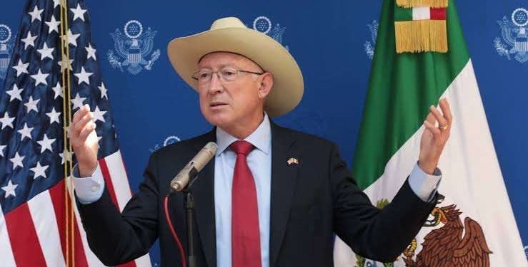 Ken Salazar critica la estrategia de seguridad de AMLO: «Abrazos, no balazos» ha fallado Ken Salazar critica la estrategia de seguridad de AMLO: «Abrazos, no balazos» ha fallado