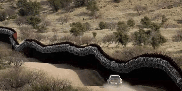 Trump insiste en ampliar el muro fronterizo con México