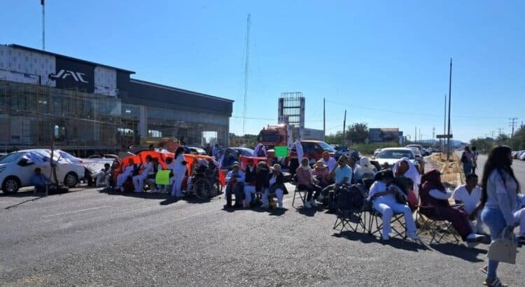 Cumplen 15 días en paro 2 mil 500 trabajadores de Salud en el Istmo de Oaxaca; bloquean carreteras