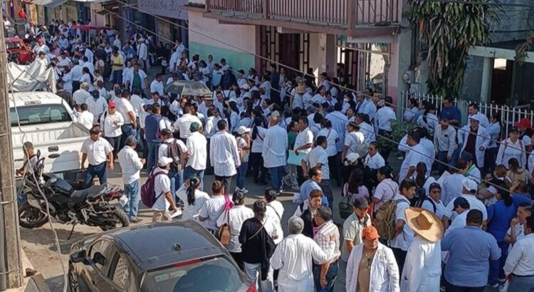 Siguen en paro 10 mil trabajadores de la Salud en Oaxaca; esperan pagos del IMSS-Bienestar