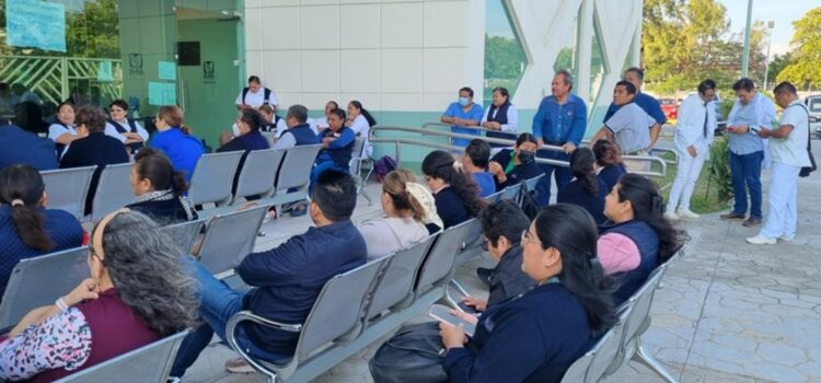 Se van a paro 2 mil 500 trabajadores de salud en Oaxaca; acusan que IMSS–Bienestar adeuda bonos