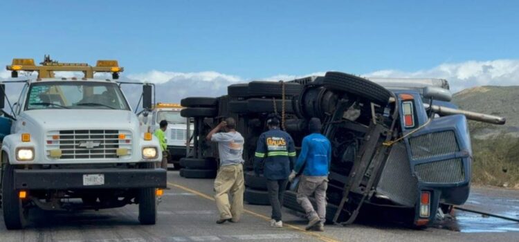 Pese a prohibición, van 7 tráileres volcados en el Istmo de Oaxaca por fuertes vientos