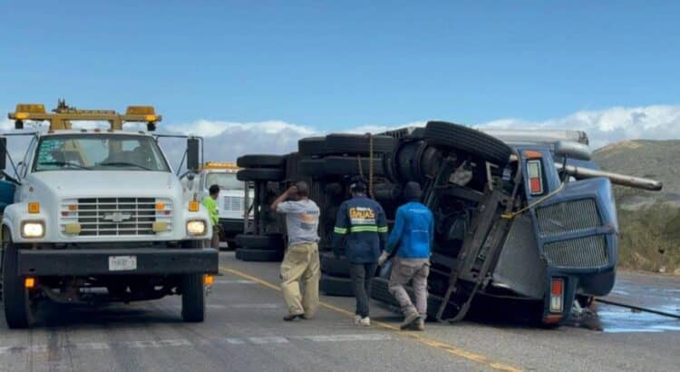 Pese a prohibición, van 7 tráileres volcados en el Istmo de Oaxaca por fuertes vientos