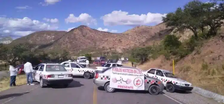 Con bloqueo en la Mixteca de Oaxaca denuncian falta de medicinas para atender a niño en estado grave