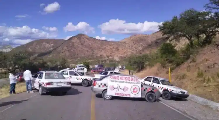 Con bloqueo en la Mixteca de Oaxaca denuncian falta de medicinas para atender a niño en estado grave