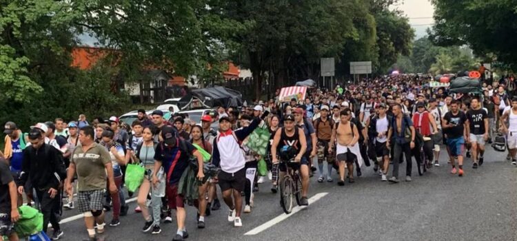 “Facilitan salida de caravanas de Chiapas y las desmantelan en Oaxaca”; acusan estrategia para frenar a miles de migrantes