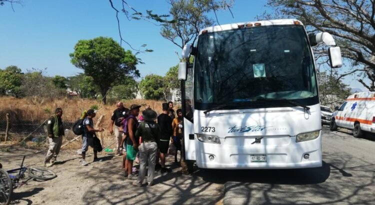 Desmantelan pequeña caravana de migrantes que avanzaba por Oaxaca