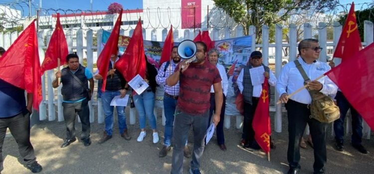 Transportistas  exigen a los gobiernos federal y estatal  revisar el costo de las casetas de la nueva carretera a la Costa de Oaxaca