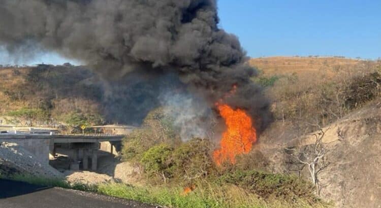 Unos 200 vecinos fueron evacuados por incendio en ducto de Pemex en el Istmo de Oaxaca