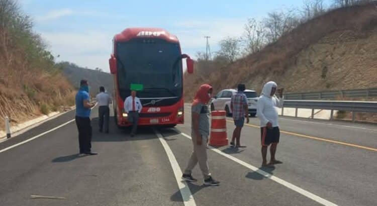Policía Estatal detiene a transportistas que protestaban en la autopista Oaxaca-Puerto Escondido