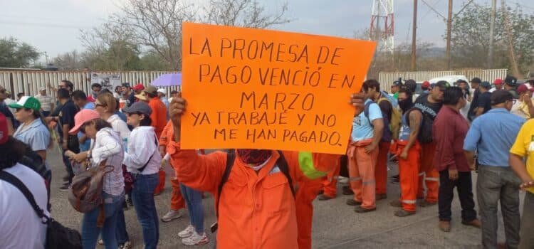 Por tercera ocasión, proveedores de Pemex protestan en la refinería de Salina Cruz para exigir el pago de la deuda de mil 300 millones de pesos